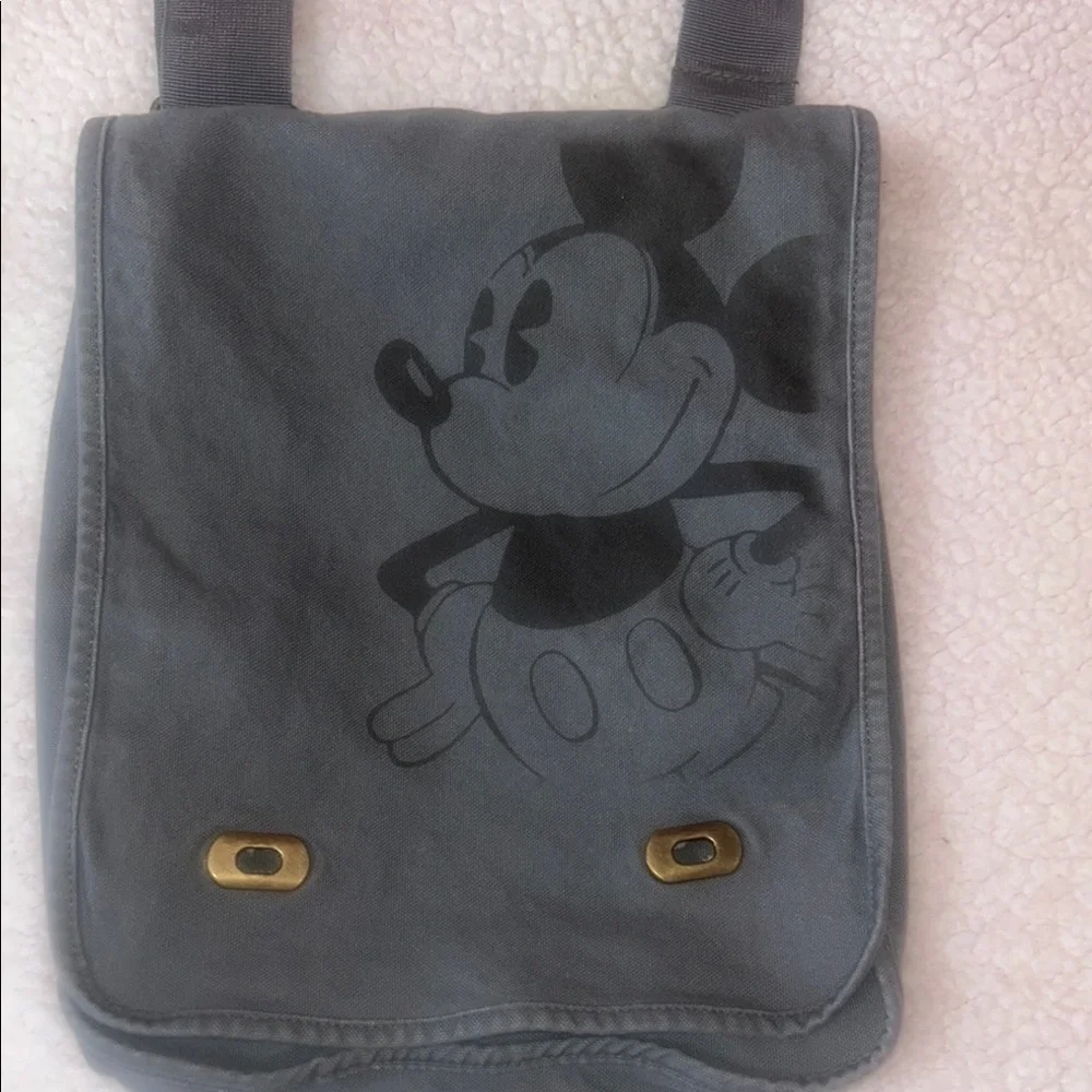 Stylish Gray Messenger Bag with Graphic Design